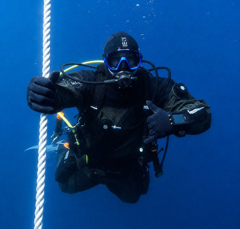 Maros diving on a line, giving a thumbs-up signal